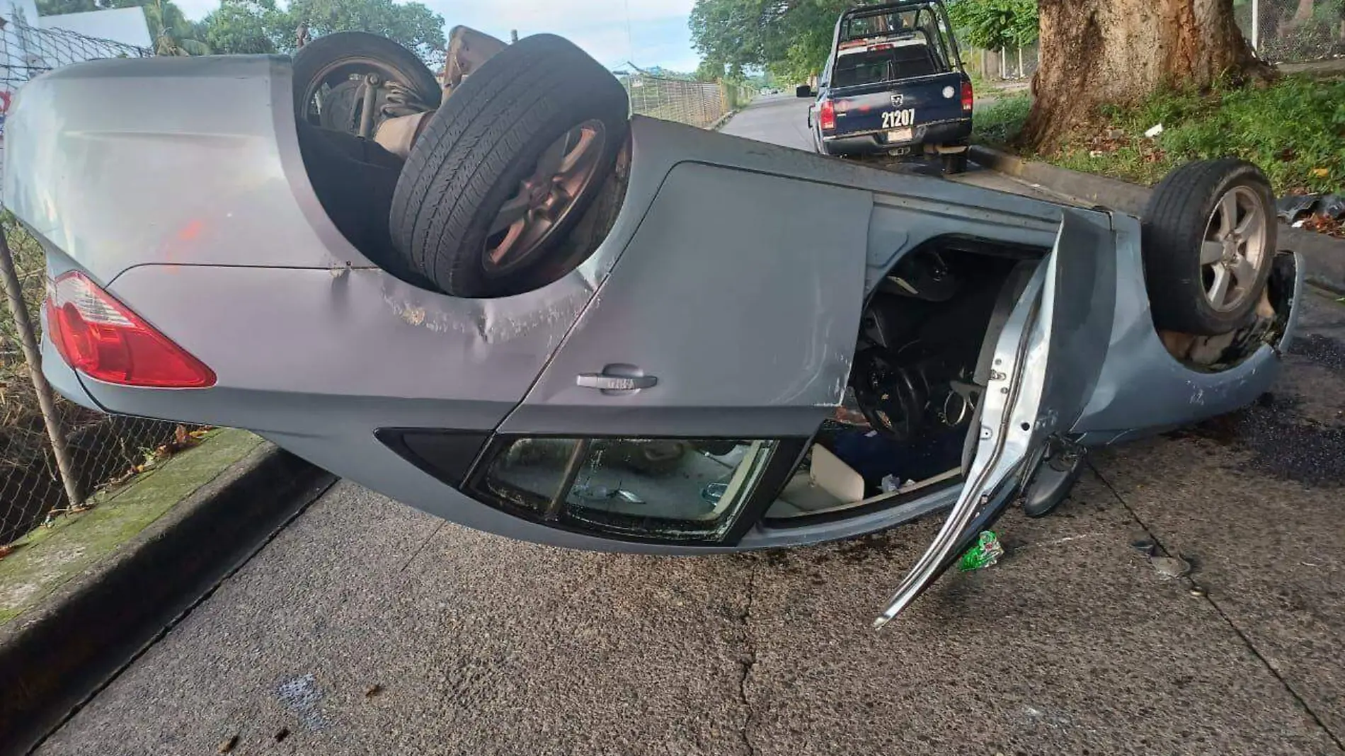 Auto abandonado en el par vial